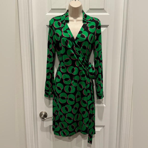 Diane Von Furstenberg Dresses & Skirts - DVF Diane Von Furstenberg wrap dress Green and Black Patterned size 8 100% silk